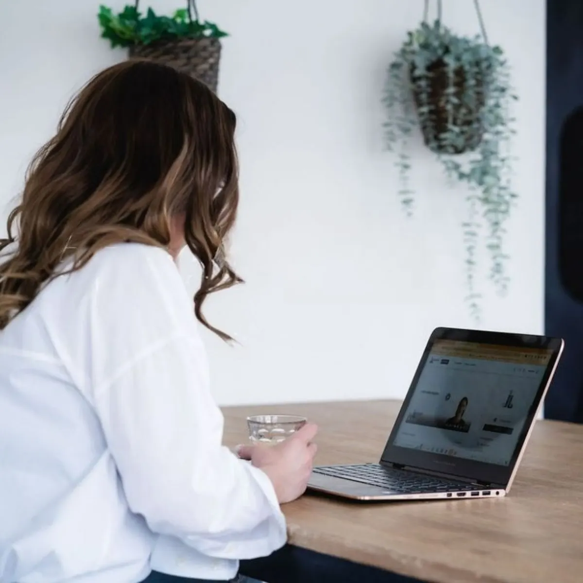 Ondernemer werkt aan een webshop op een laptop