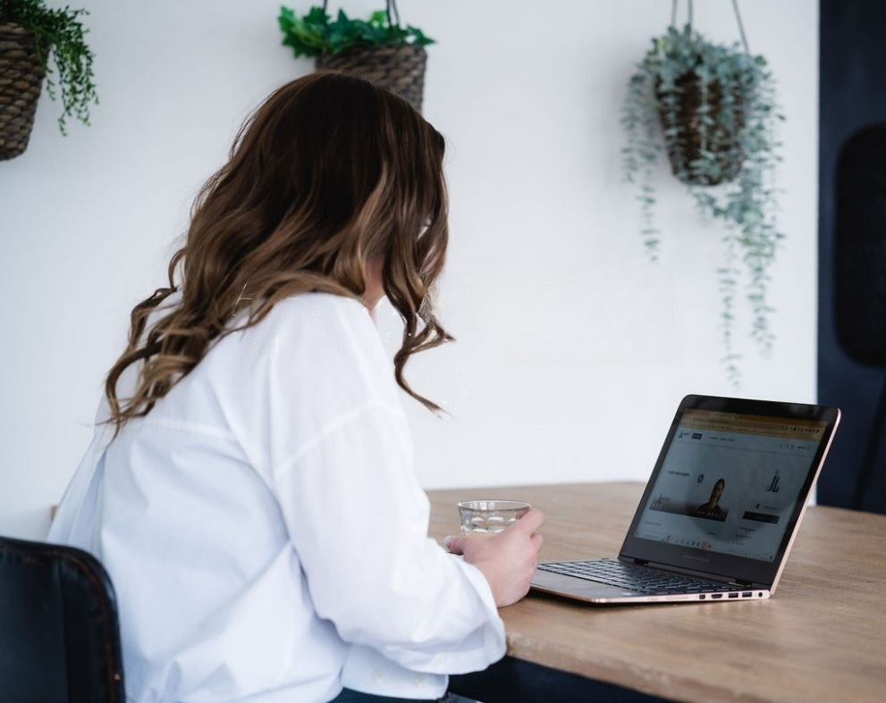 Ondernemer werkt aan laptop